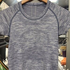 Lululemom women top size 4